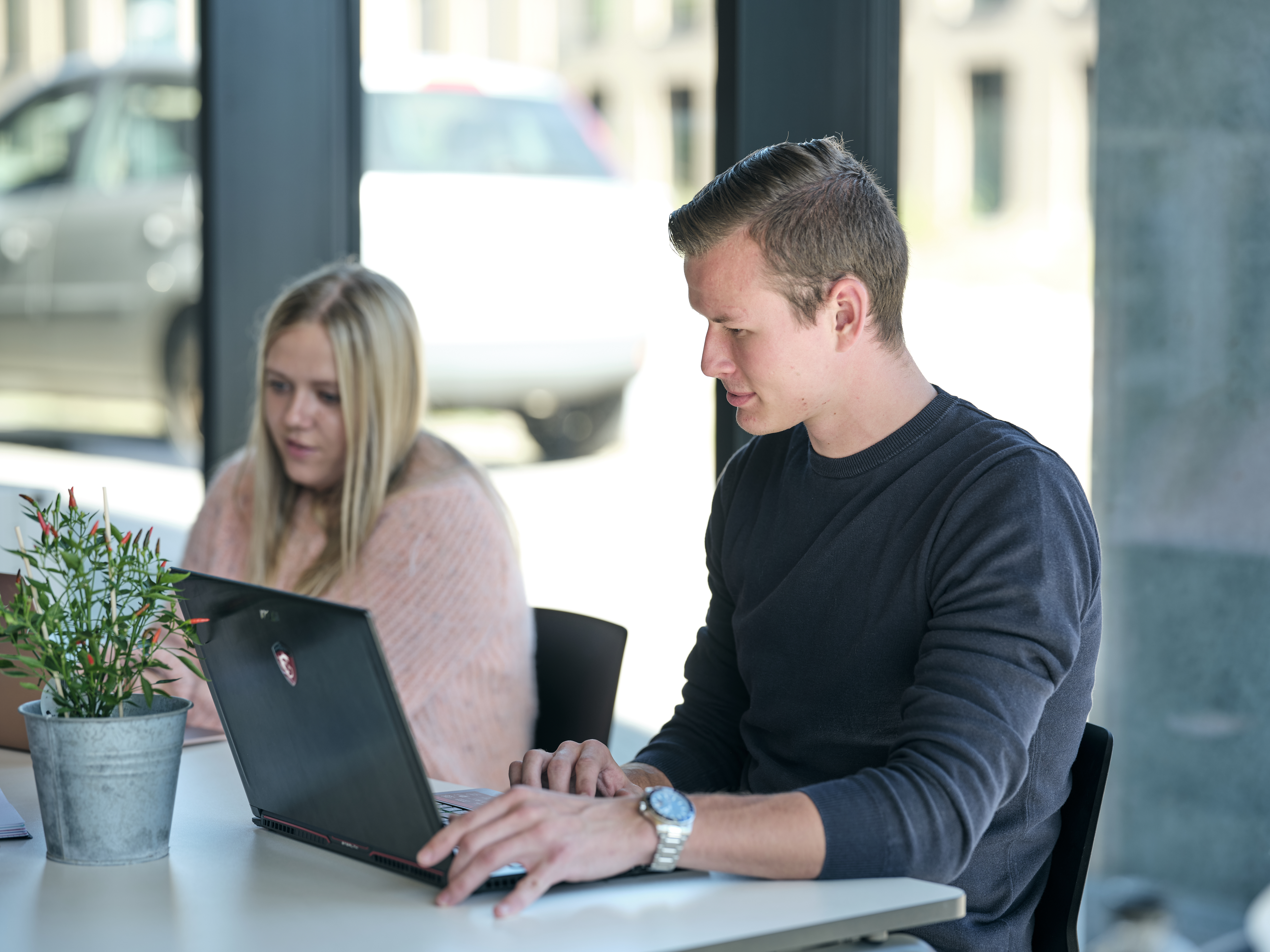 To studerende der sidder ved en computer